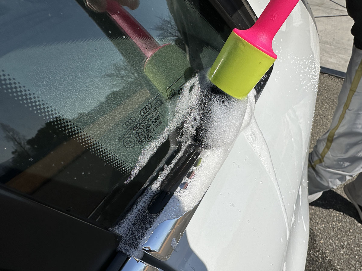 すき間汚れを逃さない！こだわりの洗車ブラシ