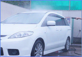 コイン洗車をスタートし、まずは車全体を水洗い!