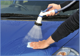 洗車後のボディに水をかけながら軽く滑らせればOK!