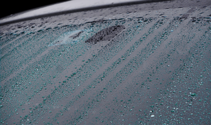 フロントガラスと雨粒の画像