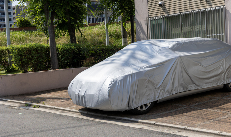 ボディカバーがかかっている車の画像