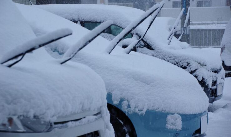 車に雪が積もっている画像