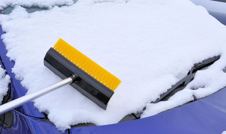 車の雪下ろしをしている画像
