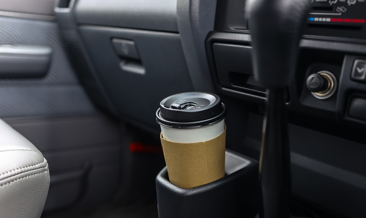 車に置いているコーヒーの画像